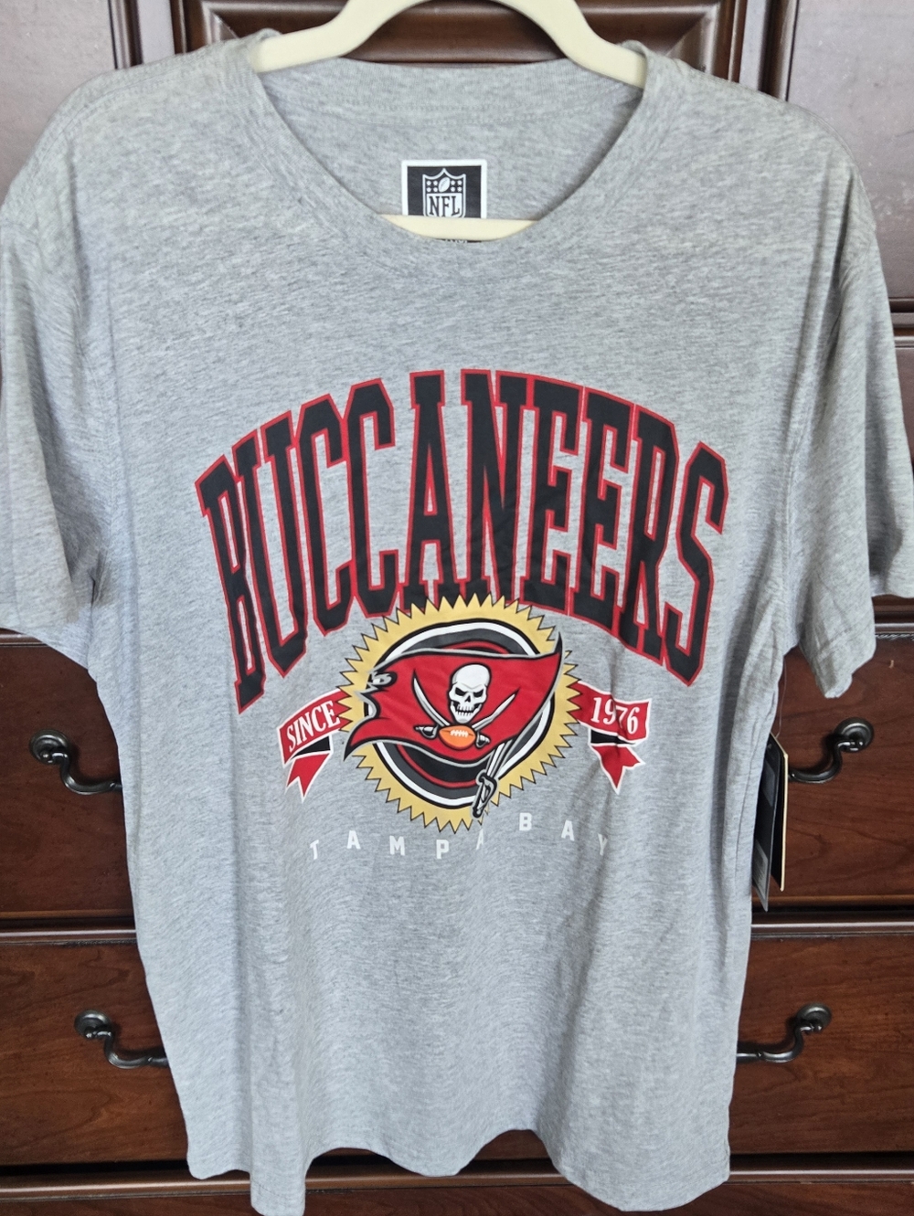 NWT, NFL Tampa Bay Buccaneers Gray and Red Logo Tee, Sz. L